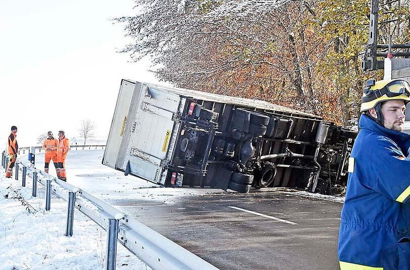 Der Post-Laster rutschte auf schneeglatter Fahrbahn von der Straße.