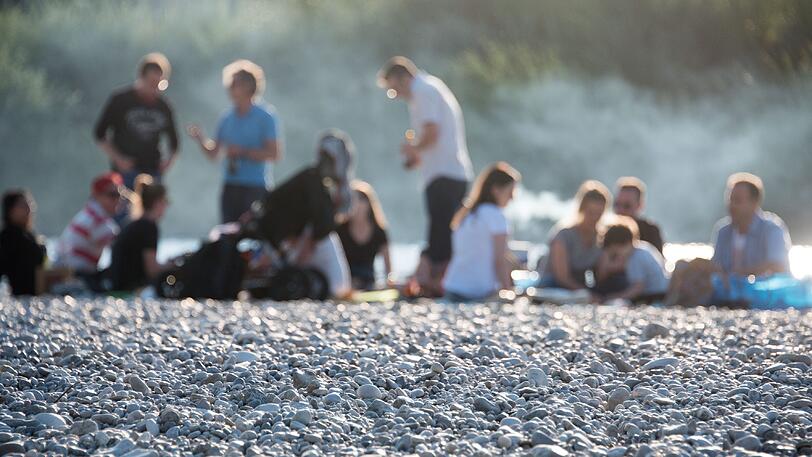 Der Flaucher an der Isar ist ein beliebter Platz zum Grillen.