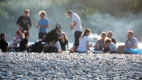 Der Flaucher an der Isar ist ein beliebter Platz zum Grillen.