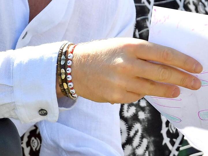 Prinz Harry trägt ein Armband mit der Aufschrift "Justice" (Gerechtigkeit).