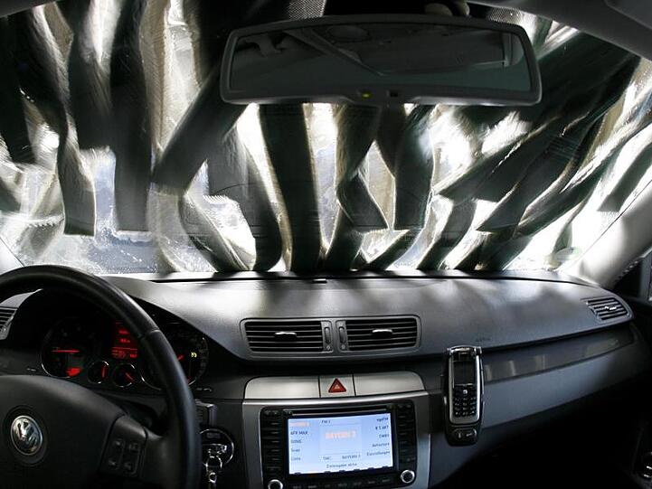 Wegen der geltenden Ausgangsbeschränkungen haben Autobesitzer momentan viele Fragen. Eine davon: Darf ich noch zur Waschanlage fahren? (Symbolbild)