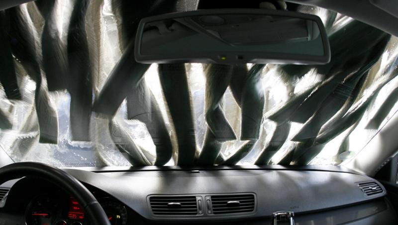 Wegen der geltenden Ausgangsbeschränkungen haben Autobesitzer momentan viele Fragen. Eine davon: Darf ich noch zur Waschanlage fahren? (Symbolbild) Wegen der geltenden Ausgangsbeschränkungen haben Autobesitzer momentan viele Fragen. Eine davon: Darf ich noch zur Waschanlage fahren? (Symbolbild)