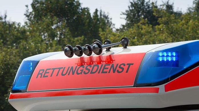 Blaulicht leuchtet an einem Rettungswagen.