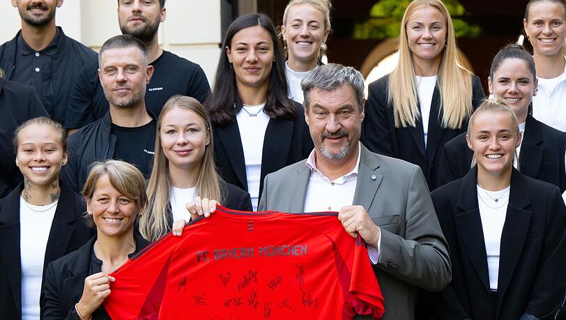 Markus Söder hat die Fußballerinnen des FC Bayern empfangen