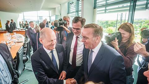 Der geschäftsführende Verteidigungsminister Boris Pistorius (r., SPD) dürfte auch dem nächsten Kabinett angehören.