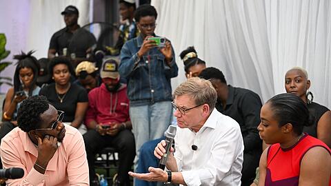 Au&szlig;enminister Johann Wadephul (CDU) trifft sich in der nigerianischen Wirtschaftsmetropole Lagos mit jungen Influencerinnen und Influencern.