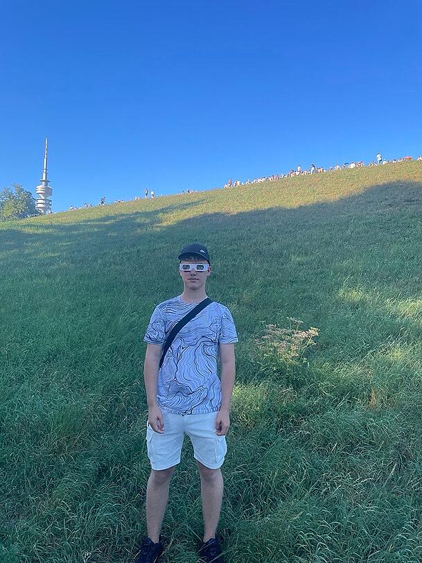Juliano (16) ist begeistert, dass so viele Menschen im Olympiapark die Sonnenfinsternis sehen wollen. Juliano (16) ist begeistert, dass so viele Menschen im Olympiapark die Sonnenfinsternis sehen wollen.