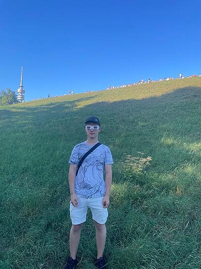 Juliano (16) ist begeistert, dass so viele Menschen im Olympiapark die Sonnenfinsternis sehen wollen.