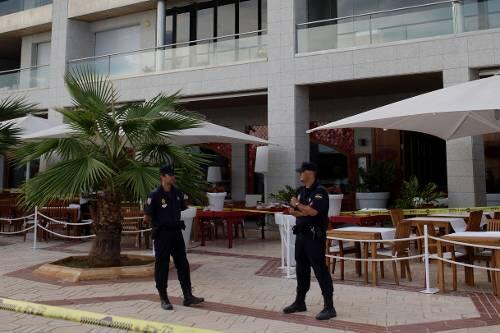 Zwei Beamte sichern ein Restaurant, in dem eine Bombe hochging.