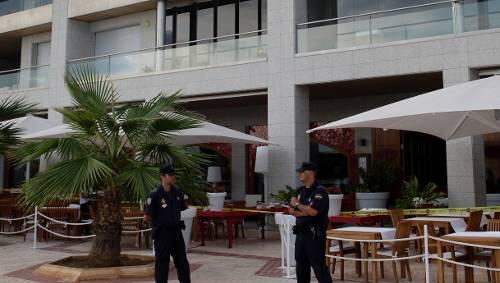 Zwei Beamte sichern ein Restaurant, in dem eine Bombe hochging. Zwei Beamte sichern ein Restaurant, in dem eine Bombe hochging.