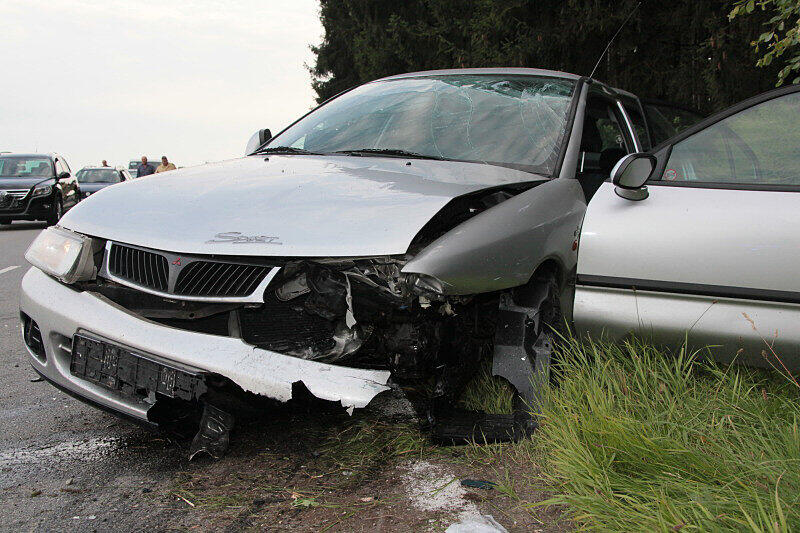 Bei dem Unfall wurde das Vorderrad des Motorrads einfach abgerissen: Bei Taufkirchen sind vier Menschen schwer verletzt worden. Die Bilder