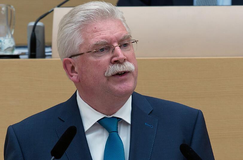 Wirtschaftsminister Martin Zeil (FDP): Zins-Zockereien und Schnüffel-Anrufe bringen den FDP-Mann jetzt in Verruf. Als Justiziar der Privatbank Hauck & Aufhäuser hatte er 2005 einen Rahmenvertrag über umstrittene Zinsgeschäfte mit der Stadt Landsberg unterzeichnet. Die verlor sechs Millionen Euro und verklagt nun die Bank. Telefonisch versuchte Zeil, Informationen über eine nichtöffentliche Sitzung des Stadtrats zu bekommen. In der hat die von der Stadt beauftragte Anwaltskanzlei über den Prozess gegen die Bank berichtet.