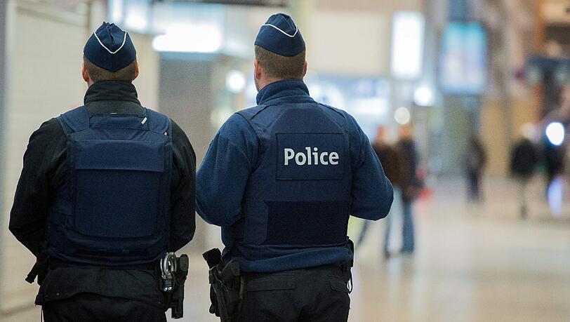 Soldaten und Polizei zeigen Präsenz in den Straßen von Brüssel. Soldaten und Polizei zeigen Präsenz in den Straßen von Brüssel.