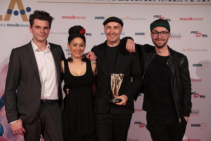 Den Preis für Künstlermanager/ -Agent des Jahres 2016 erhält Esteban de Alcazar von Sector3 Management. Hier mit Laudator Lutz van der Horst und Gratulanten Amanda und Mark Forster beim LEA Award 2017