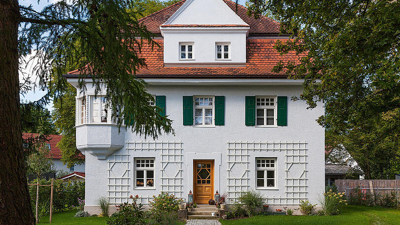 Schussenrieder Straße 3a in Lochhausen: Das ehemalige Lehrerwohnhaus aus dem Jahr 1909 wurde bei einer Grundsanierung nach historischem Vorbild wiederhergestellt.
