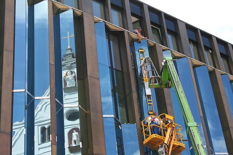An der Glas- und Messingfassade des Joseph-Pschorr-Hauses wird noch einmal Hand angelegt.