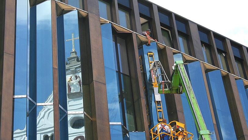 An der Glas- und Messingfassade des Joseph-Pschorr-Hauses wird noch einmal Hand angelegt. An der Glas- und Messingfassade des Joseph-Pschorr-Hauses wird noch einmal Hand angelegt.