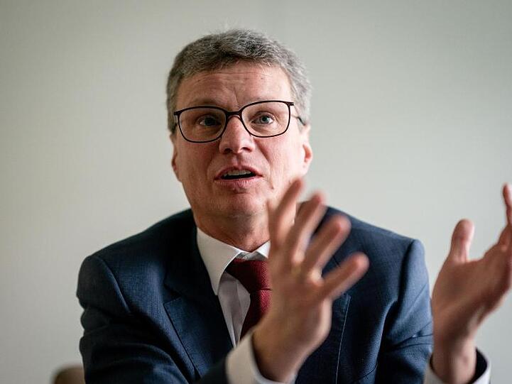 Bernd Sibler (CSU) spricht während eines Interviews mit Journalisten der Deutschen Presse-Agentur. Foto: Kay Nietfeld/dpa