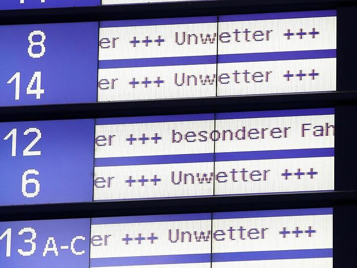 "Unwetter" steht auf einer Anzeigetafel an einem Bahnhof. Foto: Bodo Marks