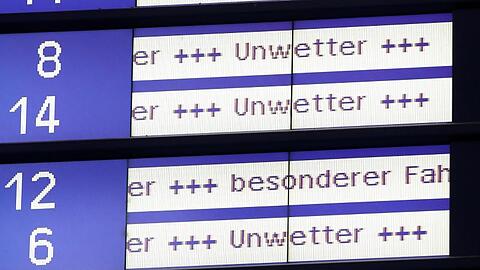 "Unwetter" steht auf einer Anzeigetafel an einem Bahnhof. Foto: Bodo Marks