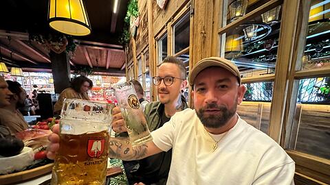 Seiler mit - diesmal - alkoholfreier Maß, dahinter Peer mit Weißweinschorle im Marstall