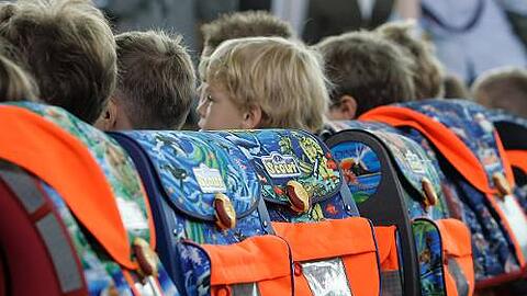 Grunschüler stehen in einer Reihe:  In einer Schule in Oberfranken kam es jetzt zum Skandal.