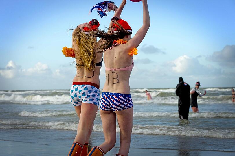 Im holländischen Scheveningen wird Silvester auch etwas anders gefeiert. Das neue Jahr wird mit einem Massensprung ins kalte Wasser zelebriert - beim "Nieuwjaarsduik"