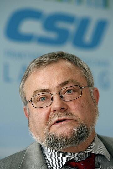 Der Rechts-Experte Peter Welnhofer (CSU), Oberpfalz: Er hat seine Tochter am 30. März 2000 angestellt. Seine Frau beschäftigte er schon 1999. Welnhofer war CSU-Chef-Jurist und Vize-Vorsitzender im Rechtsausschuss. 2008 trat er nicht mehr an.