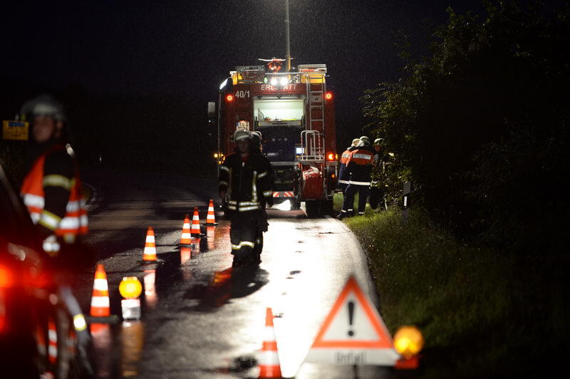 Der Wagen krachte in eine Hausmauer, der Fahrer wurde schwer verletzt. Die Bilder vom Unfallort.