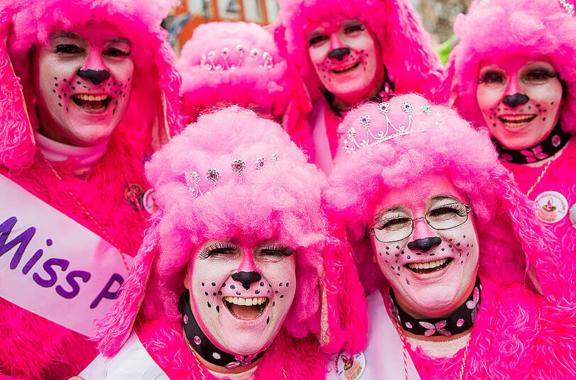 Jecken feiern am 11.11.2015 auf dem Alter Markt in Köln (Nordrhein- Westfalen) Karneval. In den rheinischen Karnevalshochburgen hat die närrische Zeit begonnen. Pünktlich um 11:11 Uhr nahm das bunte Treiben seinen Lauf.