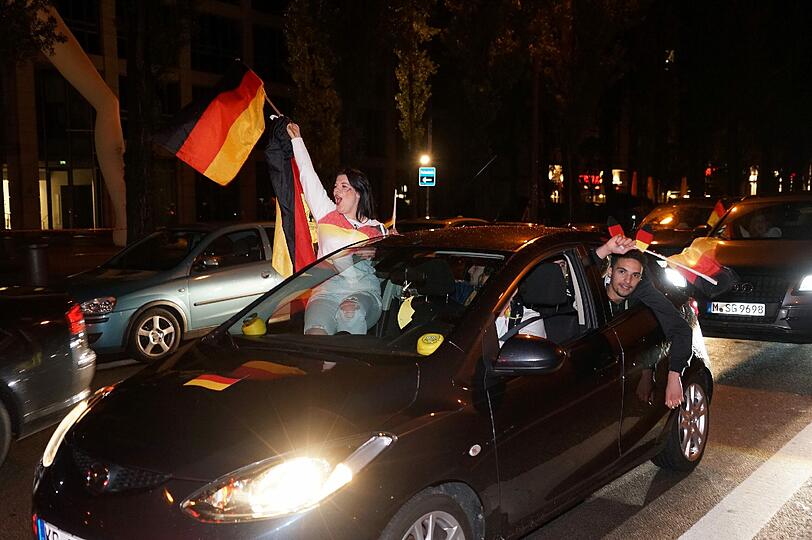 Partyalarm auf der Leopoldstraße: Rund 2.500 Münchner feierten hier den Sieg über Italien.
