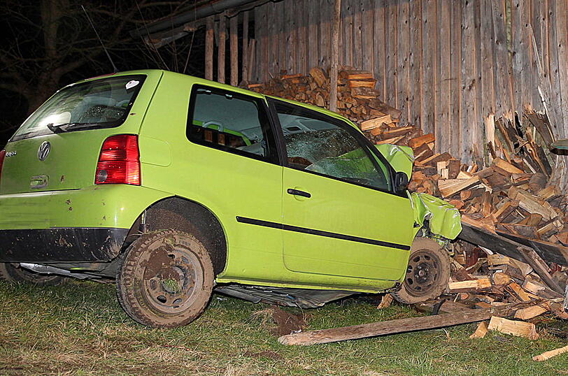 Die Fahranfängering krachte mit ihrem Auto gegen einen Holzstapel und starb. Die Bilder vom Unfallort.