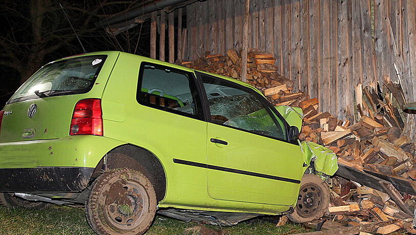 Die Fahranfängering krachte mit ihrem Auto gegen einen Holzstapel und starb. Die Bilder vom Unfallort. Die Fahranfängering krachte mit ihrem Auto gegen einen Holzstapel und starb. Die Bilder vom Unfallort.