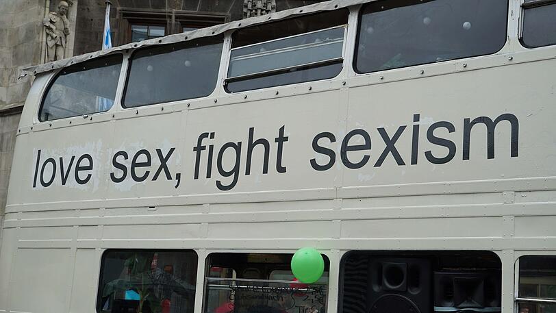 Slutwalk 2018 in München: Frauen und Männer kämpfen gemeinsam gegen Sexismus in der Gesellschaft und fordern sexuelle Selbstbestimmung für alle.