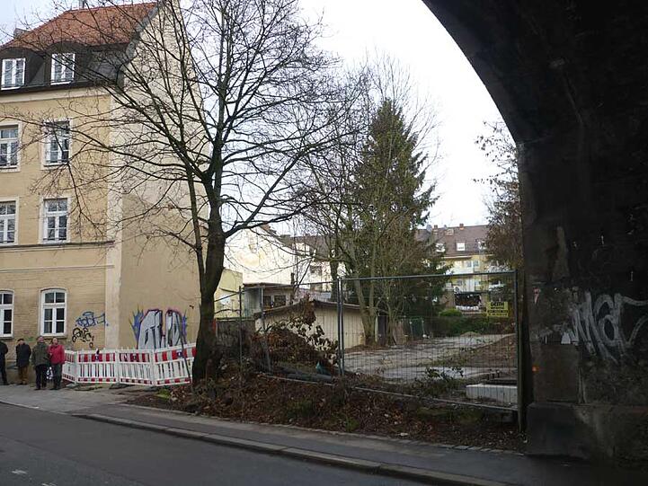 Die alte, dunkle, unfreundliche Bahnunterführung am neuen Hans-Mielich-Platz wird auch noch davor und dahinter mit Unrat zugemüllt. Schade!