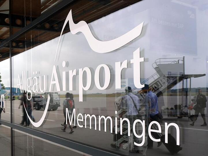 Logo und Schriftzug des Allgäu Airport am Terminal des Flughafens. Foto: Andreas Gebert/Archivbild
