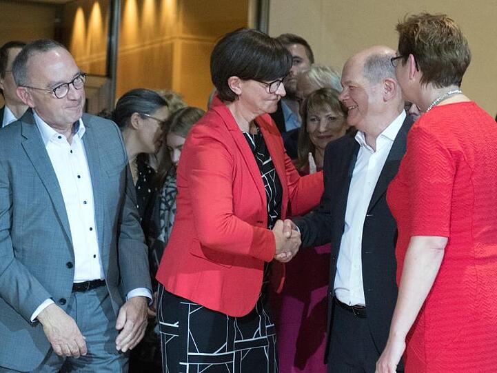 Sie reden vom Kanzleramt: Die SPD-Kandidatenpaare Norbert Walter-Borjans (l) und Saskia Esken (2.v.l) sowie Olaf Scholz (2.v.r.) und Klara Geywitz (r.).