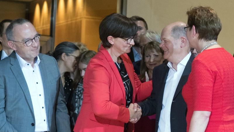 Sie reden vom Kanzleramt: Die SPD-Kandidatenpaare Norbert Walter-Borjans (l) und Saskia Esken (2.v.l) sowie Olaf Scholz (2.v.r.) und Klara Geywitz (r.). Sie reden vom Kanzleramt: Die SPD-Kandidatenpaare Norbert Walter-Borjans (l) und Saskia Esken (2.v.l) sowie Olaf Scholz (2.v.r.) und Klara Geywitz (r.).
