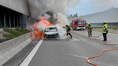 Das Fahrzeug der Frau stand in Flammen.