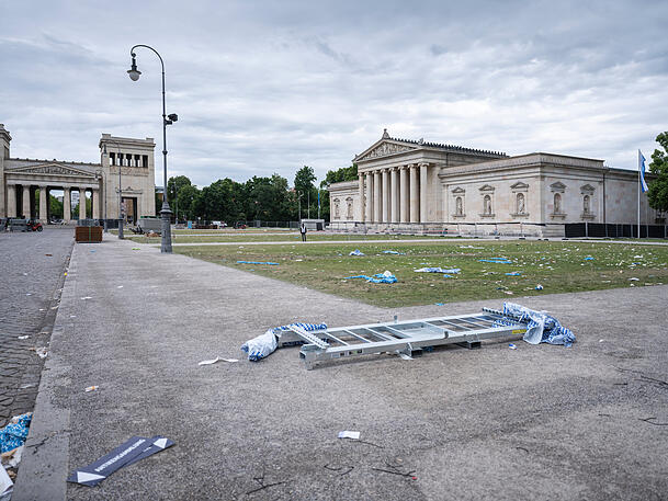 Aufräumarbeiten nach dem Champions-League-Finale zwischen Inter Mailand und Paris Saint-Germain in München. Der Königsplatz war abgesperrt. Dort war für das Finale ein sogenannter "Fan Meeting Point" eingerichtet. Aufräumarbeiten nach dem Champions-League-Finale zwischen Inter Mailand und Paris Saint-Germain in München. Der Königsplatz war abgesperrt. Dort war für das Finale ein sogenannter "Fan Meeting Point" eingerichtet.