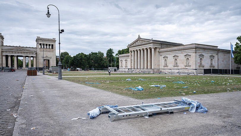 Aufräumarbeiten nach dem Champions-League-Finale zwischen Inter Mailand und Paris Saint-Germain in München. Der Königsplatz war abgesperrt. Dort war für das Finale ein sogenannter "Fan Meeting Point" eingerichtet. Aufräumarbeiten nach dem Champions-League-Finale zwischen Inter Mailand und Paris Saint-Germain in München. Der Königsplatz war abgesperrt. Dort war für das Finale ein sogenannter "Fan Meeting Point" eingerichtet.