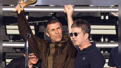 Liam (l.) und Noel Gallagher hatten sich so zerstritten, dass Oasis 2009 aufgelöst wurde. Seit Juli 2025 stehen sie wieder zusammen auf der Bühne.