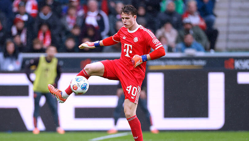 Er steht in Köln erneut für den gesperrten Manuel Neuer im Tor: Jonas Urbig. Er steht in Köln erneut für den gesperrten Manuel Neuer im Tor: Jonas Urbig.