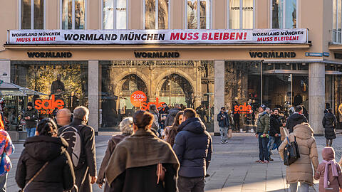 "Wormland muss bleiben&ldquo;, fordert ein Transparent am Marienplatz. Der Verkauf geht vorerst weiter.