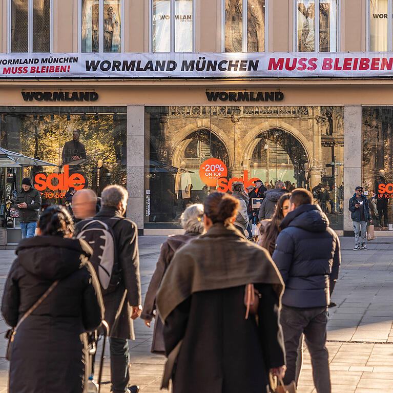 "Wormland muss bleiben&ldquo;, fordert ein Transparent am Marienplatz. Der Verkauf geht vorerst weiter.