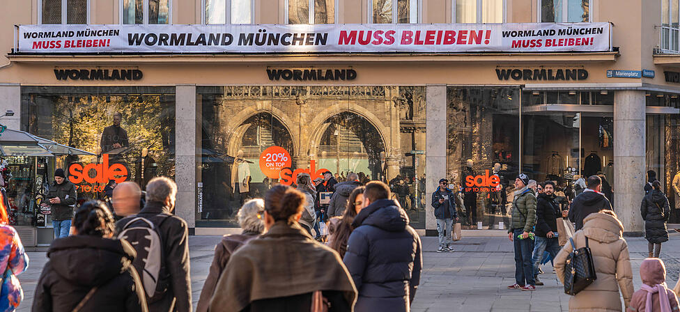 "Wormland muss bleiben&ldquo;, fordert ein Transparent am Marienplatz. Der Verkauf geht vorerst weiter.