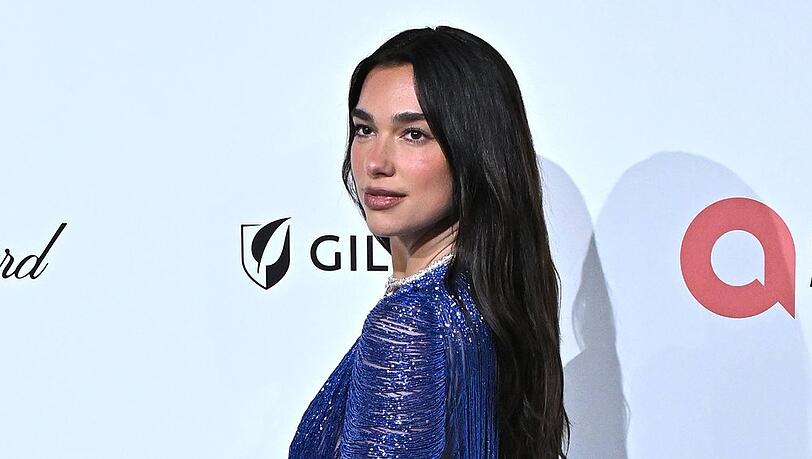 Dua Lipa, hier w&auml;hrend eines Events, klagt gegen Samsung.