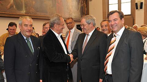 Unter Schwarzen: Christian Ude (2. v. l.) gratuliert Hans Podiuk zum Geburtstag. Links Ludwig Spaenle, rechts Seppi Schmid