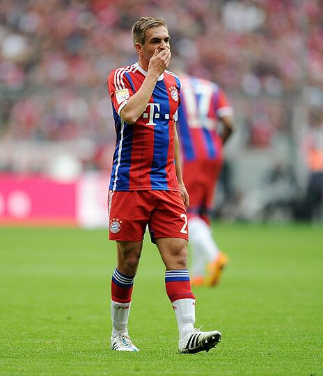 PHILIPP LAHM - NOTE 4 - Guardiola brachte ihn in der 71. Minute für Schweinsteiger, an der Seitenlinie übergab man sich die Kapitänsbinde. Versuchte, das Spiel aus dem Mittelfeld heraus nochmal anzukurbeln.