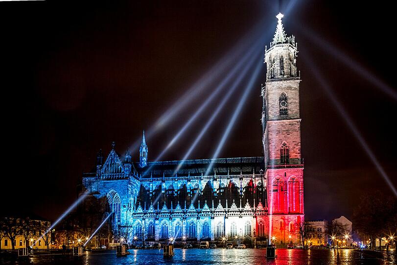 Der Dom «St. Katharina und St. Mauritius» in Magdeburg wird aus Solidarität zu den Opfern der Terroranschläge von Paris in den Farben Blau, Weiß und Rot angestrahlt.